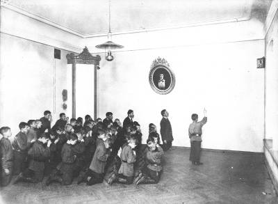 Училище для глухонемых: Группа глухих мальчиков на молитве 1914г.
