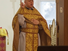 Священник служит литургию для глухих и слабослышащих