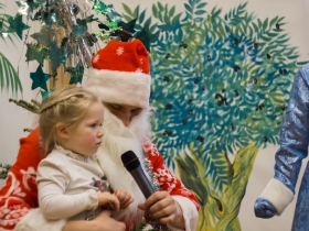 два детских Рождественских праздника: для слышащих детей и для детей с нарушением слуха