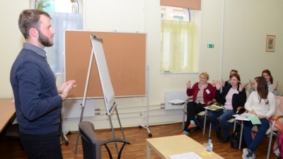 Антоний Молоток проводит обучающий семинар по основам жестового языка