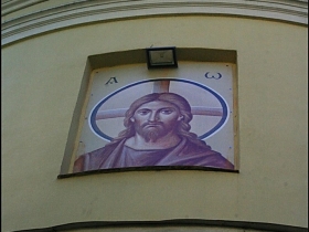 на внешней стороне апсиды храма установлена икона Спасителя