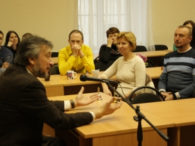 Пётр Евгеньевич Бухаркин читает лекцию в общине Агапа
